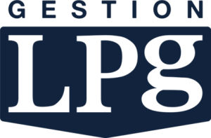 Logo de gestion lpg comportant des lettres majuscules grasses en blanc sur fond sombre avec une bordure supérieure incurvée.